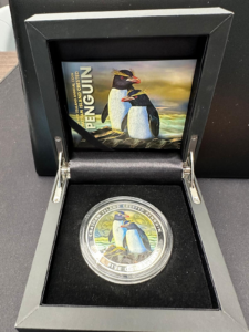 Srebrna moneta pingwin czubaty kolorowana 2oz Proof 2020 Ag 999 — Chatham Island Crested Penguin New Zealand Mint nakład 750 szt COA pudełko Ø 50 mm Dave Burke