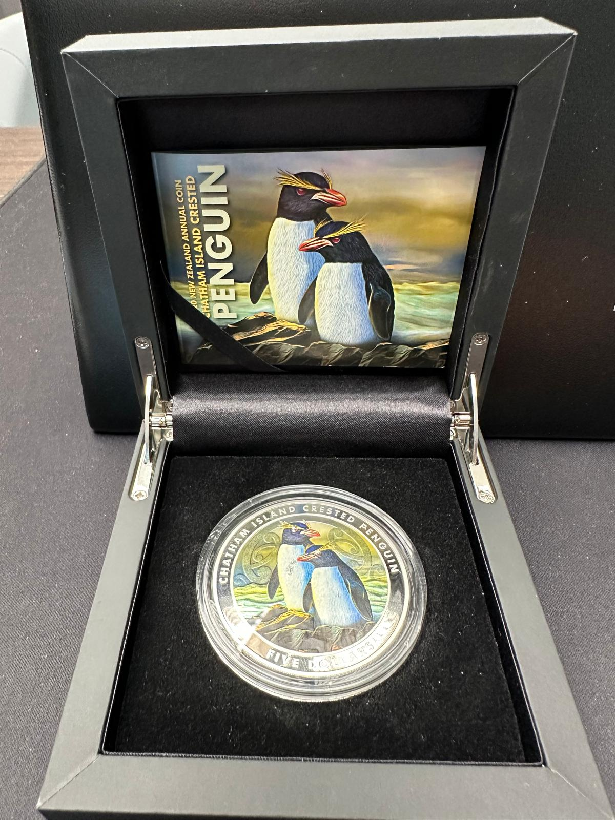 Srebrna moneta pingwin czubaty kolorowana 2oz Proof 2020 Ag 999 — Chatham Island Crested Penguin New Zealand Mint nakład 750 szt COA pudełko Ø 50 mm Dave Burke