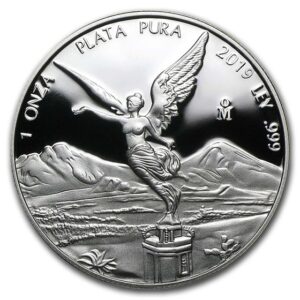 Srebrna moneta Mexican Libertad w jakości Proof to kolekcjonerska emisja meksykańskiej mennicy z 2019 roku. Co więcej, moneta zawiera jedną uncję srebra próby .999 i waży 31,10 gramów. Ponadto, jakość Proof oznacza lustrzane tło z matowym reliefem, uzyskanym przez wielokrotne bicie stemplem. Dlatego srebrna moneta Mexican Libertad Proof trafia przede wszystkim do kolekcjonerów numizmatyki klasy Proof. Natomiast limitowany nakład emisji Proof 2019 zapewnia tej monecie dodatkową wartość kolekcjonerską. Dzięki temu srebrna moneta Mexican Libertad łączy inwestycyjną wartość srebra z walorami numizmatyki kolekcjonerskiej. Casa de Moneda de México to meksykańska mennica rządowa, założona w 1535 roku. Co więcej, Casa de Moneda bije serię Libertad od 1982 roku w srebrze próby .999. Ponadto, seria Mexican Libertad należy do cenionych serii bulionowych na globalnym rynku srebra. Dlatego monety Libertad od Casa de Moneda trafiają do portfeli inwestycyjnych i kolekcji numizmatycznych. Natomiast edycje Proof serii Libertad cechuje niski nakład, co podnosi ich wartość kolekcjonerską. Dzięki temu Libertad Proof 2019 to rzadka emisja srebrna meksykańskiej mennicy rządowej. Rewers monety Mexican Libertad 2019 ukazuje Skrzydlatą Wolność — alegoryczną postać inspirowaną meksykańskim Aniołem Niepodległości. Co więcej, Ángel de la Independencia to pomnik Mexico City, symbol meksykańskiej wolności i tożsamości. Ponadto, lustrzane tło Proof sprawia, że wzór Skrzydlatej Wolności prezentuje się z precyzją detalu. Dzięki temu rewers Libertad Proof 2019 prezentuje jakość wykonania cenioną przez kolekcjonerów. Natomiast awers prezentuje herb Meksyku — orła chwytającego węża na kaktusie — otoczony historycznymi tarczami herbowymi dawnych stolic. Herb Meksyku potwierdza status monety jako emisji meksykańskiej mennicy rządowej. Dodatkowo, moneta dostarczana jest w dedykowanym opakowaniu ochronnym właściwym dla jakości Proof. Srebrna moneta Mexican Libertad Proof 2019 stanowi sprawdzoną formę lokaty w fizyczne srebro próby .999. Co więcej, jakość Proof i niski nakład czynią tę emisję rzadką pozycją na rynku numizmatycznym. Dlatego Libertad Proof 2019 trafia zarówno do portfeli inwestycyjnych, jak i prestiżowych kolekcji numizmatycznych. Ponadto, Casa de Moneda de México gwarantuje autentyczność i próbę .999 każdej wybitej sztuki. Natomiast motyw Skrzydlatej Wolności i herb Meksyku nadają tej emisji walor historyczny i kulturowy. Dzięki temu srebrna moneta Mexican Libertad Proof to pewna lokata w srebro inwestycyjne. Zapraszamy do odkrywania innych srebrnych monet kolekcjonerskich dostępnych w naszym sklepie. Zdjęcia mają charakter poglądowy. Rzeczywisty wygląd produktu może nieznacznie różnić się od prezentowanego na fotografiach ze względu na indywidualne właściwości srebra.