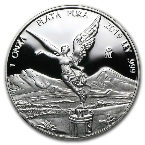 Srebrna moneta Mexican Libertad w jakości Proof to kolekcjonerska emisja meksykańskiej mennicy z 2019 roku. Co więcej, moneta zawiera jedną uncję srebra próby .999 i waży 31,10 gramów. Ponadto, jakość Proof oznacza lustrzane tło z matowym reliefem, uzyskanym przez wielokrotne bicie stemplem. Dlatego srebrna moneta Mexican Libertad Proof trafia przede wszystkim do kolekcjonerów numizmatyki klasy Proof. Natomiast limitowany nakład emisji Proof 2019 zapewnia tej monecie dodatkową wartość kolekcjonerską. Dzięki temu srebrna moneta Mexican Libertad łączy inwestycyjną wartość srebra z walorami numizmatyki kolekcjonerskiej. Casa de Moneda de México to meksykańska mennica rządowa, założona w 1535 roku. Co więcej, Casa de Moneda bije serię Libertad od 1982 roku w srebrze próby .999. Ponadto, seria Mexican Libertad należy do cenionych serii bulionowych na globalnym rynku srebra. Dlatego monety Libertad od Casa de Moneda trafiają do portfeli inwestycyjnych i kolekcji numizmatycznych. Natomiast edycje Proof serii Libertad cechuje niski nakład, co podnosi ich wartość kolekcjonerską. Dzięki temu Libertad Proof 2019 to rzadka emisja srebrna meksykańskiej mennicy rządowej. Rewers monety Mexican Libertad 2019 ukazuje Skrzydlatą Wolność — alegoryczną postać inspirowaną meksykańskim Aniołem Niepodległości. Co więcej, Ángel de la Independencia to pomnik Mexico City, symbol meksykańskiej wolności i tożsamości. Ponadto, lustrzane tło Proof sprawia, że wzór Skrzydlatej Wolności prezentuje się z precyzją detalu. Dzięki temu rewers Libertad Proof 2019 prezentuje jakość wykonania cenioną przez kolekcjonerów. Natomiast awers prezentuje herb Meksyku — orła chwytającego węża na kaktusie — otoczony historycznymi tarczami herbowymi dawnych stolic. Herb Meksyku potwierdza status monety jako emisji meksykańskiej mennicy rządowej. Dodatkowo, moneta dostarczana jest w dedykowanym opakowaniu ochronnym właściwym dla jakości Proof. Srebrna moneta Mexican Libertad Proof 2019 stanowi sprawdzoną formę lokaty w fizyczne srebro próby .999. Co więcej, jakość Proof i niski nakład czynią tę emisję rzadką pozycją na rynku numizmatycznym. Dlatego Libertad Proof 2019 trafia zarówno do portfeli inwestycyjnych, jak i prestiżowych kolekcji numizmatycznych. Ponadto, Casa de Moneda de México gwarantuje autentyczność i próbę .999 każdej wybitej sztuki. Natomiast motyw Skrzydlatej Wolności i herb Meksyku nadają tej emisji walor historyczny i kulturowy. Dzięki temu srebrna moneta Mexican Libertad Proof to pewna lokata w srebro inwestycyjne. Zapraszamy do odkrywania innych srebrnych monet kolekcjonerskich dostępnych w naszym sklepie. Zdjęcia mają charakter poglądowy. Rzeczywisty wygląd produktu może nieznacznie różnić się od prezentowanego na fotografiach ze względu na indywidualne właściwości srebra.